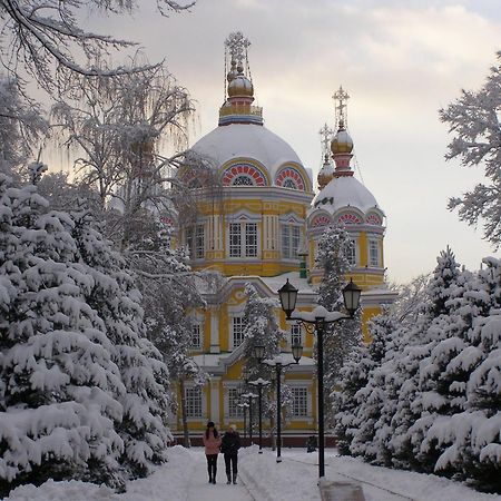 Nadezhda Apartments On The Nauryzbai Batyr 82 Алма Ата Екстериор снимка