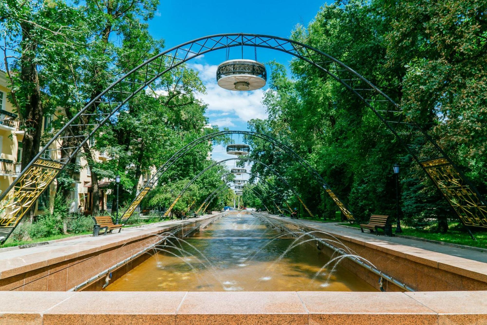 Nadezhda Apartments On The Nauryzbai Batyr 82 Алма Ата Екстериор снимка