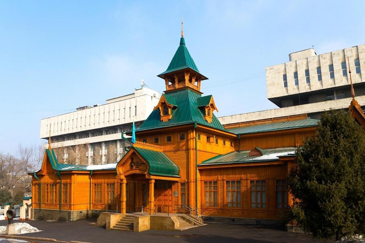 Nadezhda Apartments On The Nauryzbai Batyr 82 Алма Ата Екстериор снимка