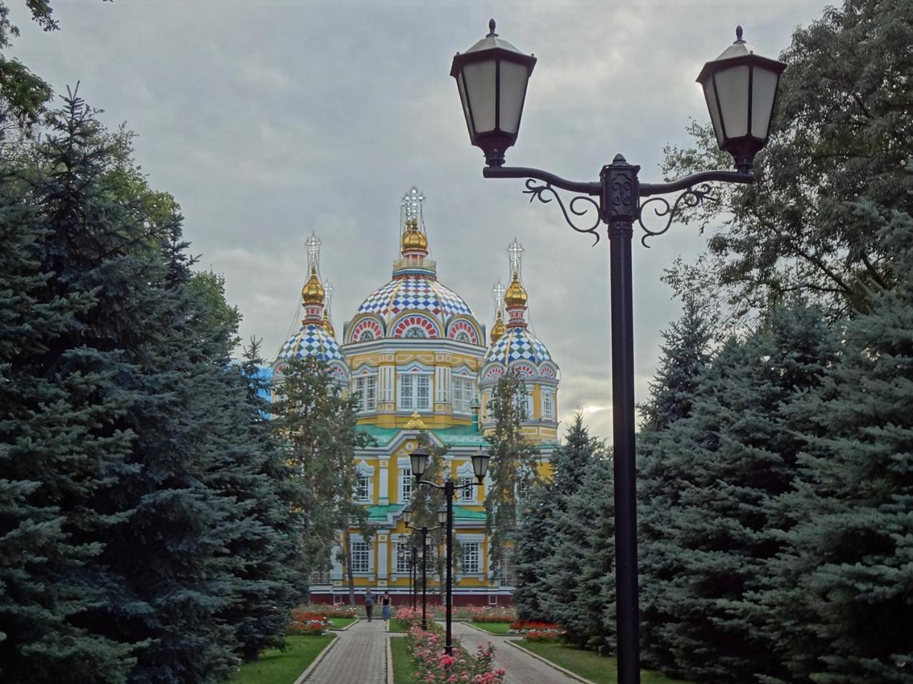 Nadezhda Apartments On The Nauryzbai Batyr 82 Алма Ата Екстериор снимка