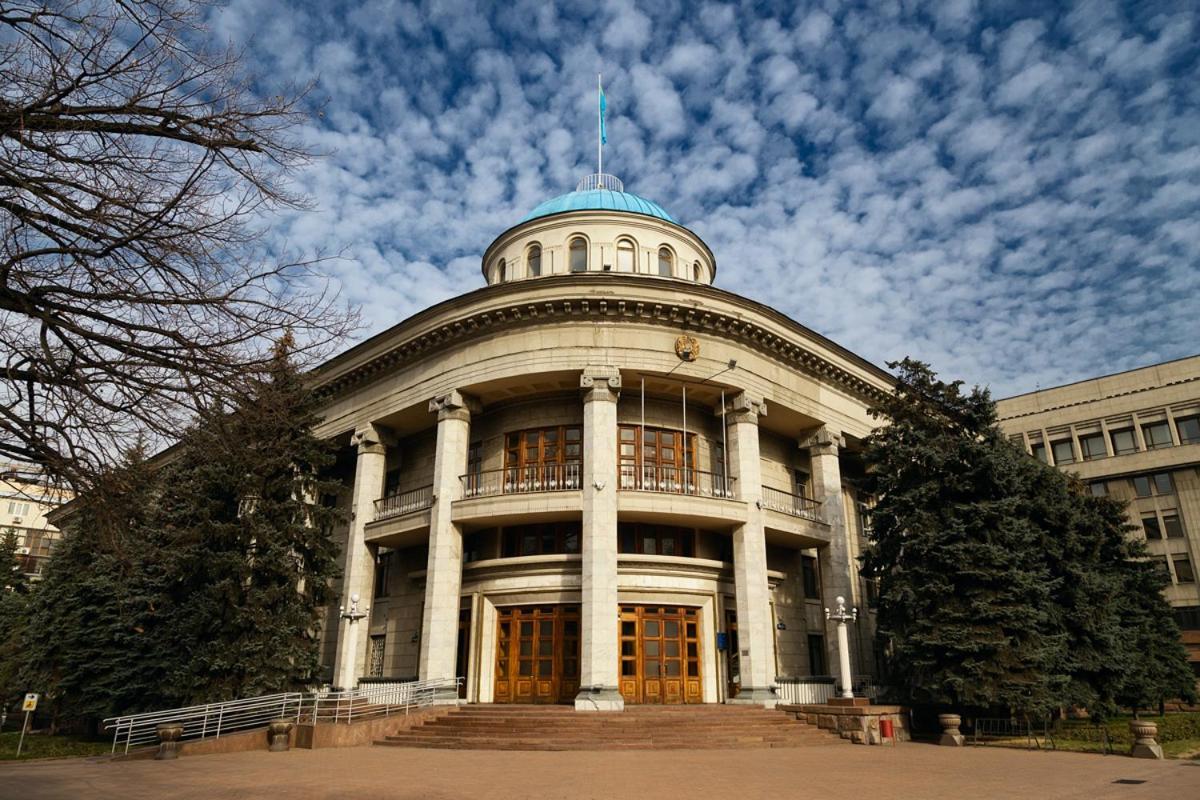 Nadezhda Apartments On The Nauryzbai Batyr 82 Алма Ата Екстериор снимка