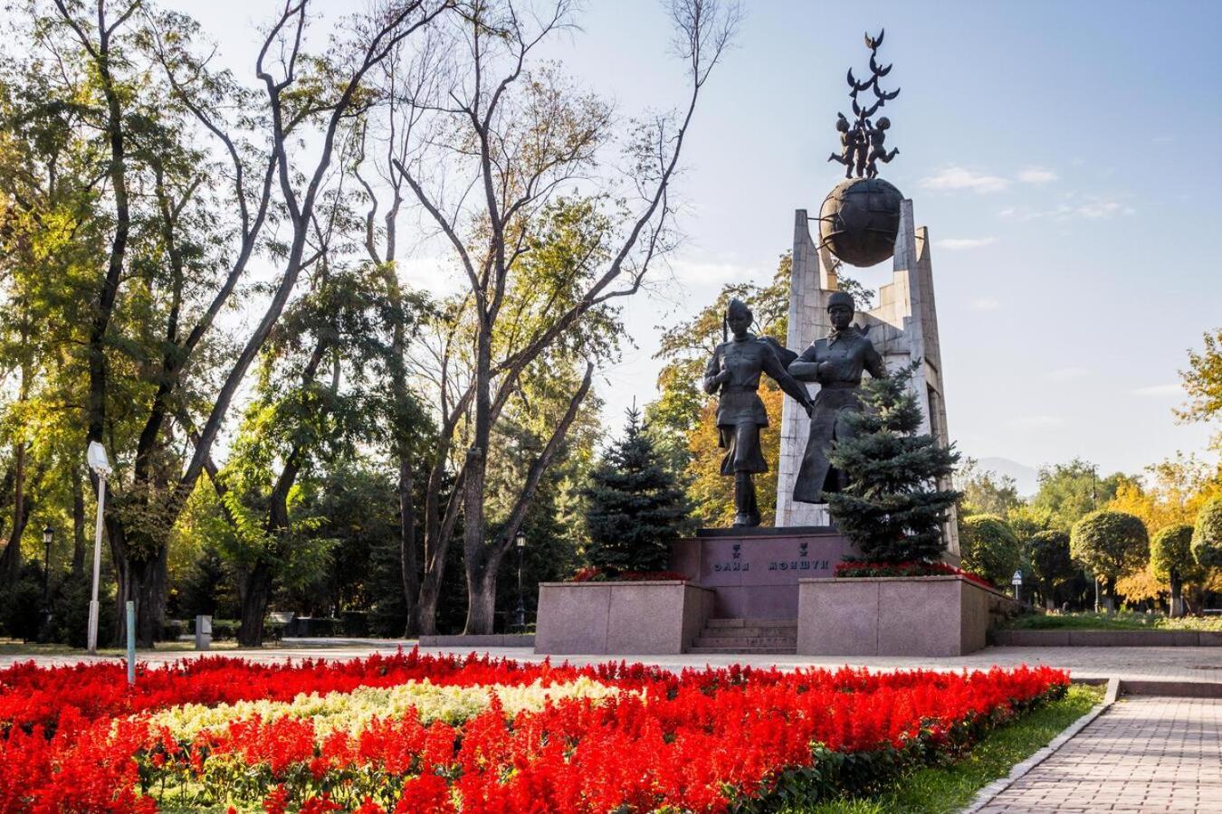 Nadezhda Apartments On The Nauryzbai Batyr 82 Алма Ата Екстериор снимка