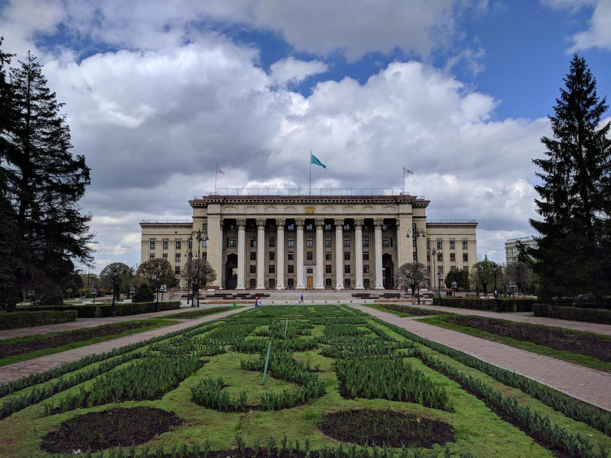 Nadezhda Apartments On The Nauryzbai Batyr 82 Алма Ата Екстериор снимка