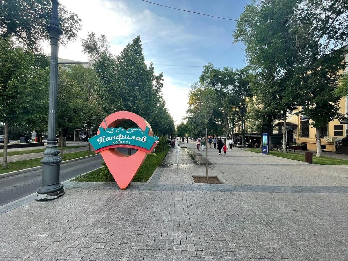 Nadezhda Apartments On The Nauryzbai Batyr 82 Алма Ата Екстериор снимка