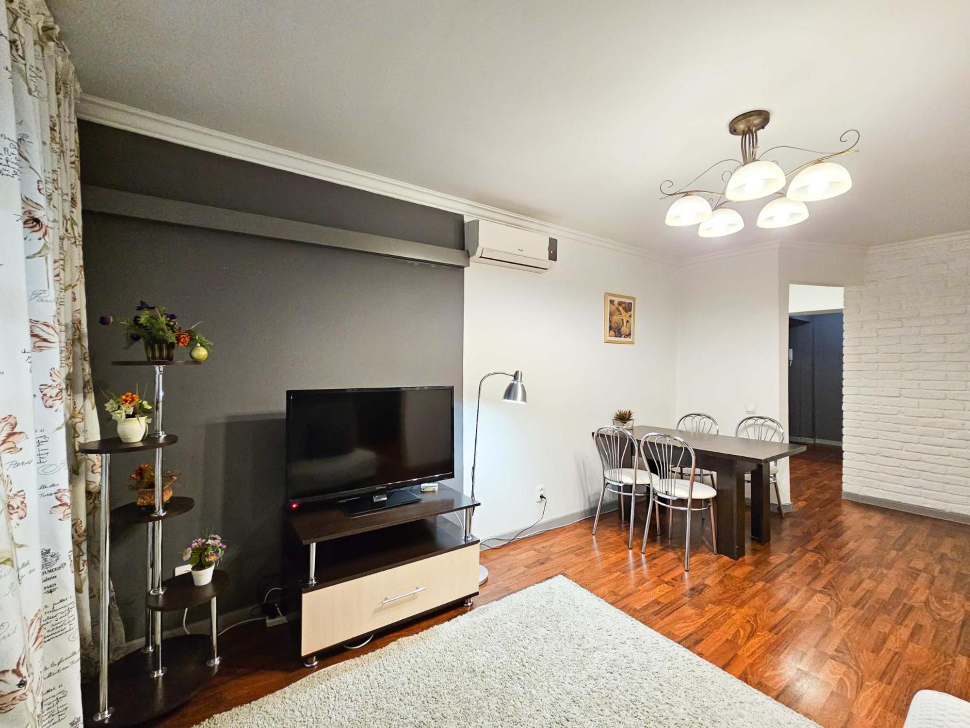 Nadezhda Apartments On The Nauryzbai Batyr 82 Алма Ата Екстериор снимка